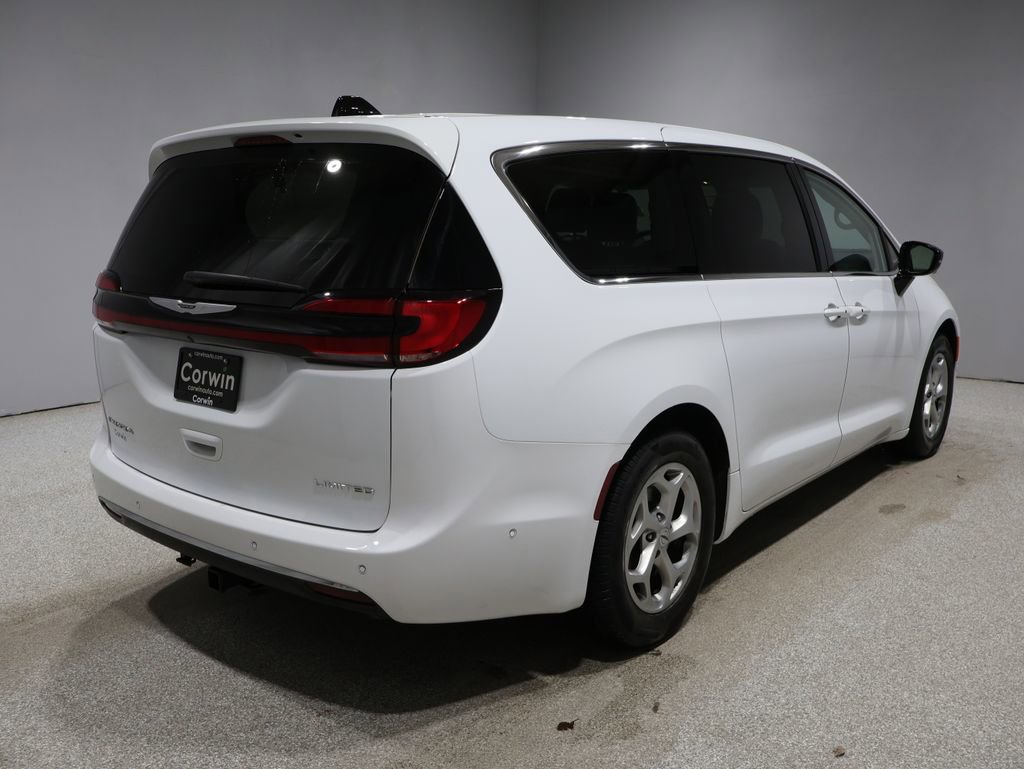 Used 2024 Chrysler Pacifica Limited w/ Uconnect Theater Family Group image 2
