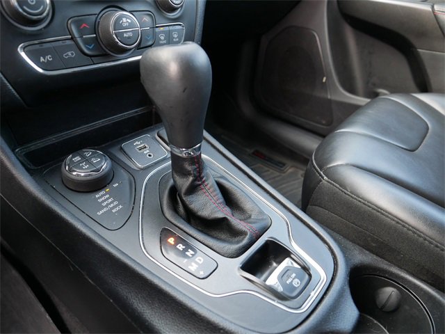 Used 2019 Jeep Cherokee Trailhawk w/ Cold Weather Group image 30