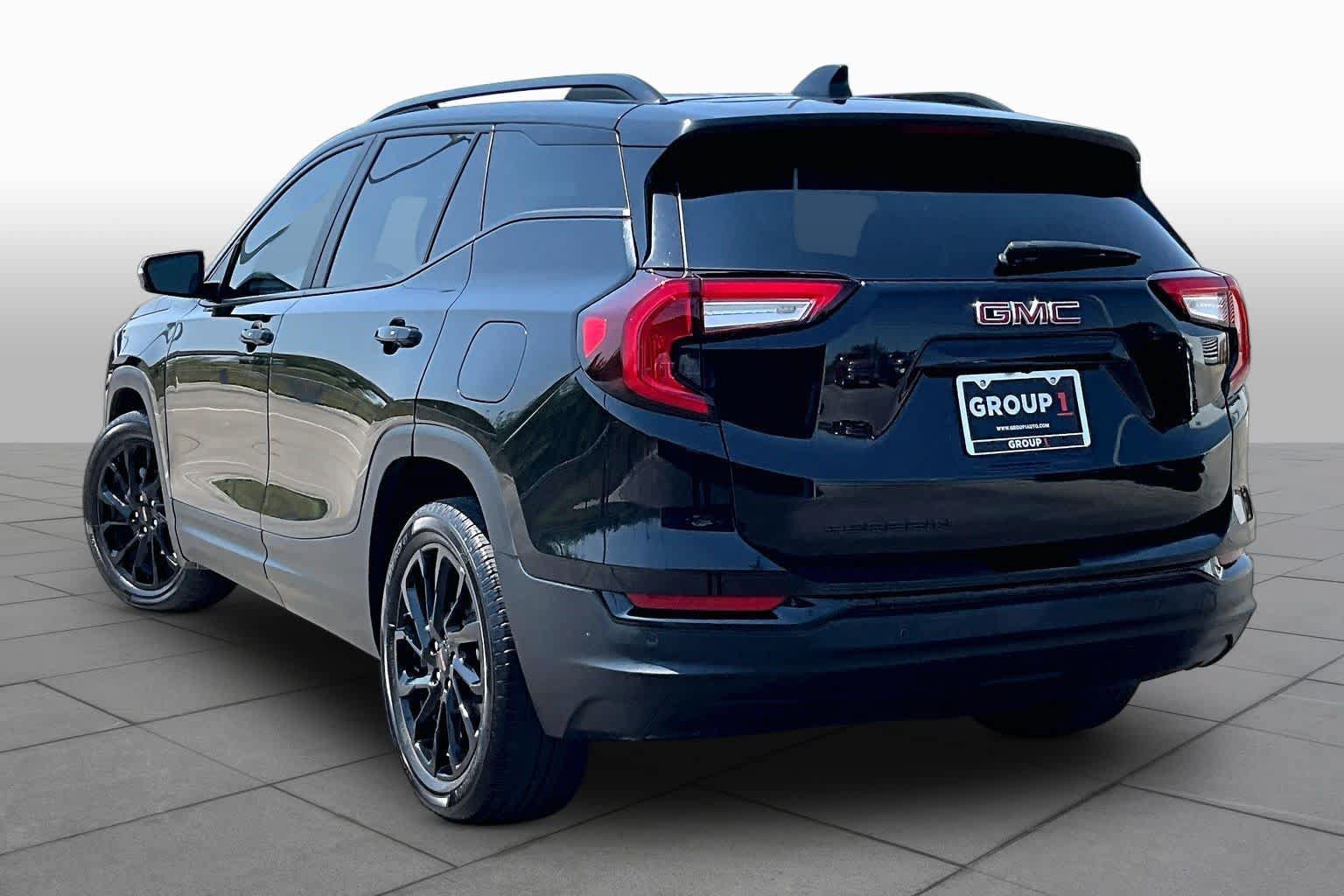 Used 2024 GMC Terrain SLE w/ Driver Convenience Package FWD image 22
