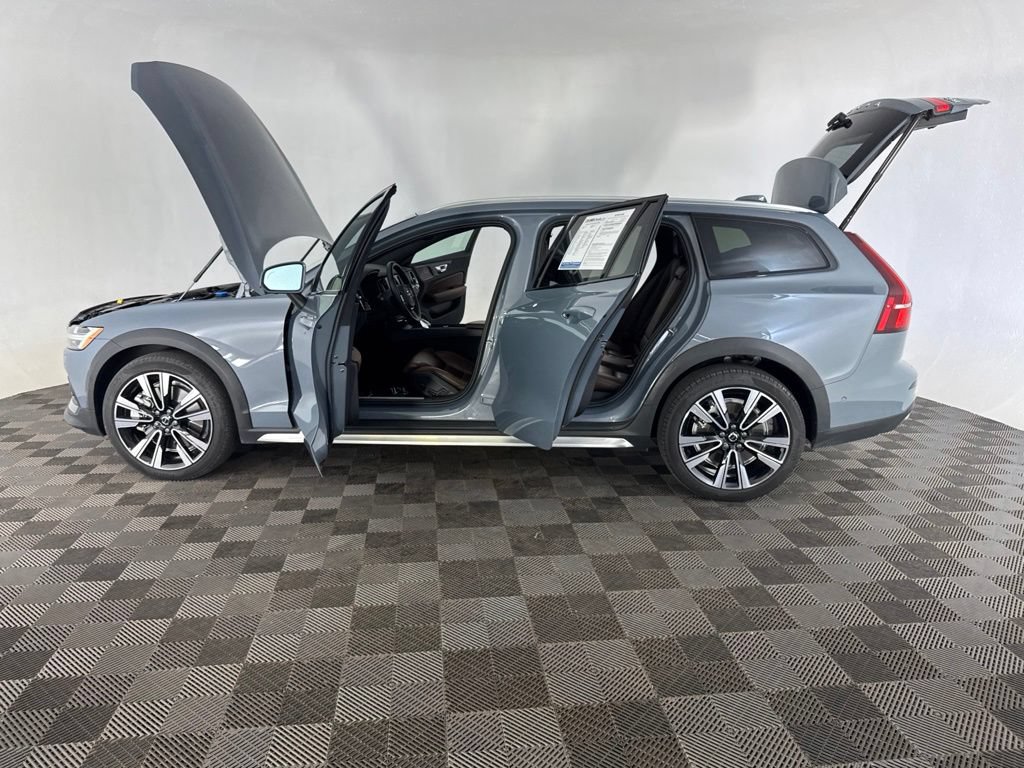Used 2023 Volvo V60 B5 Cross Country Ultimate AWD/4WD image 12