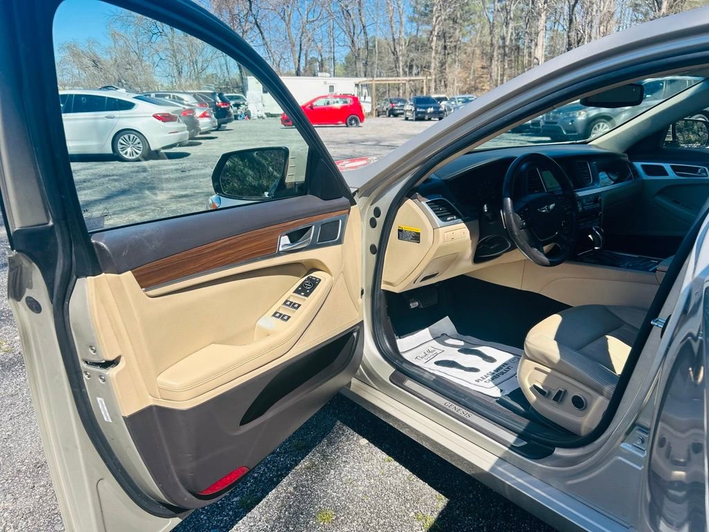 Used 2015 Hyundai Genesis 3.8 image 12