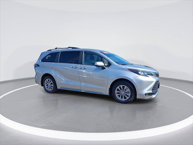 Certified 2025 Toyota Sienna XLE FWD image 3
