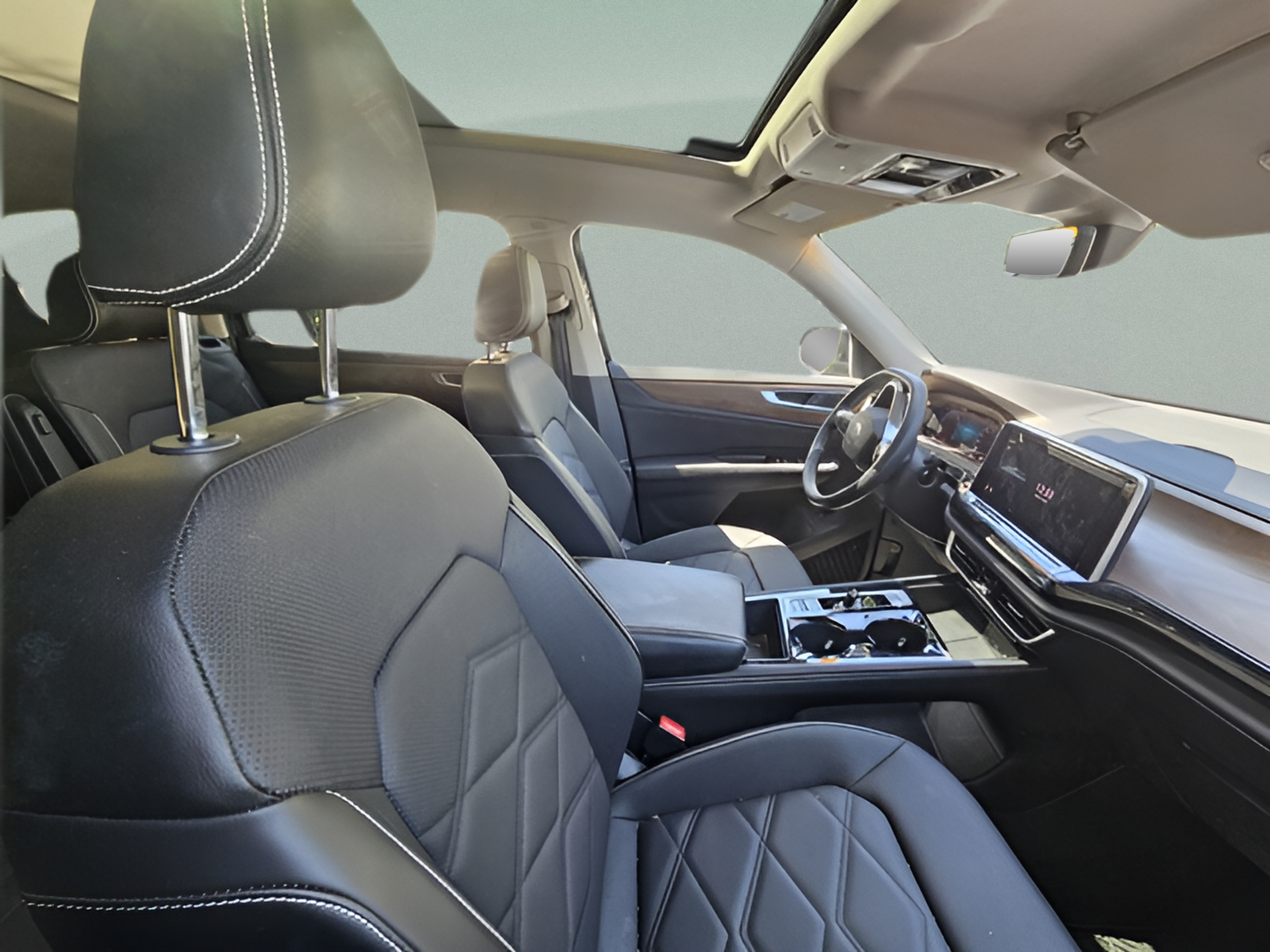 Used 2024 Volkswagen Atlas SE w/ Panoramic Sunroof Package FWD image 7