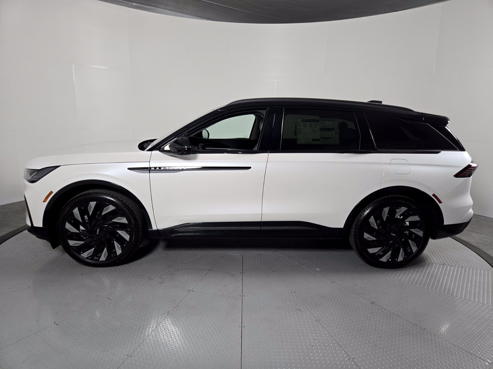 New 2026 Lincoln Nautilus Reserve w/ Jet Appearance Package AWD/4WD image 8