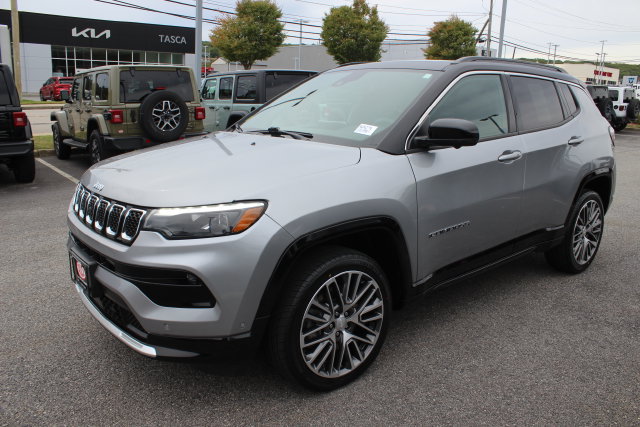 Used 2023 Jeep Compass Limited w/ Elite Group AWD/4WD image 2