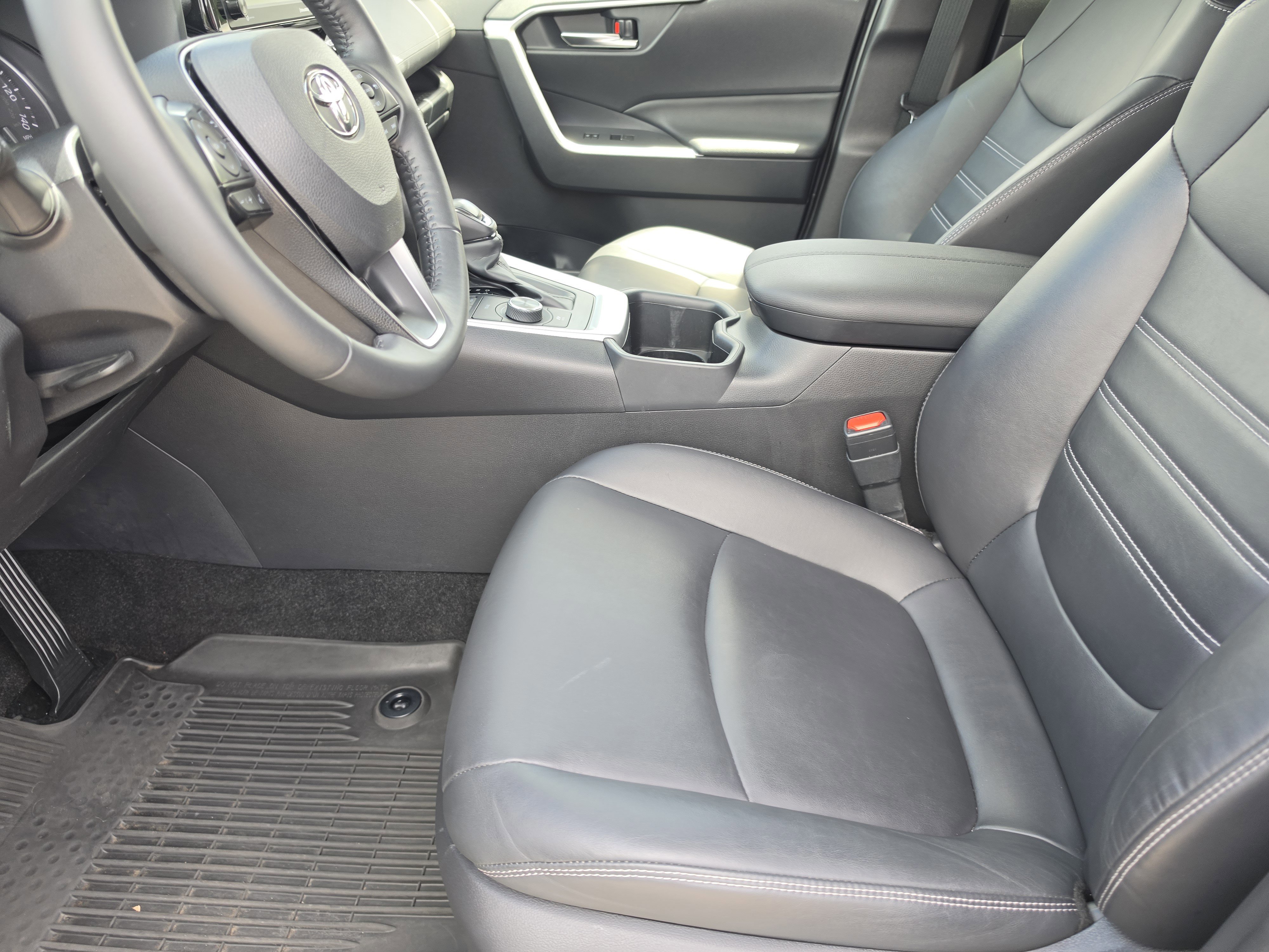 Used 2022 Toyota RAV4 XLE Premium AWD/4WD image 9