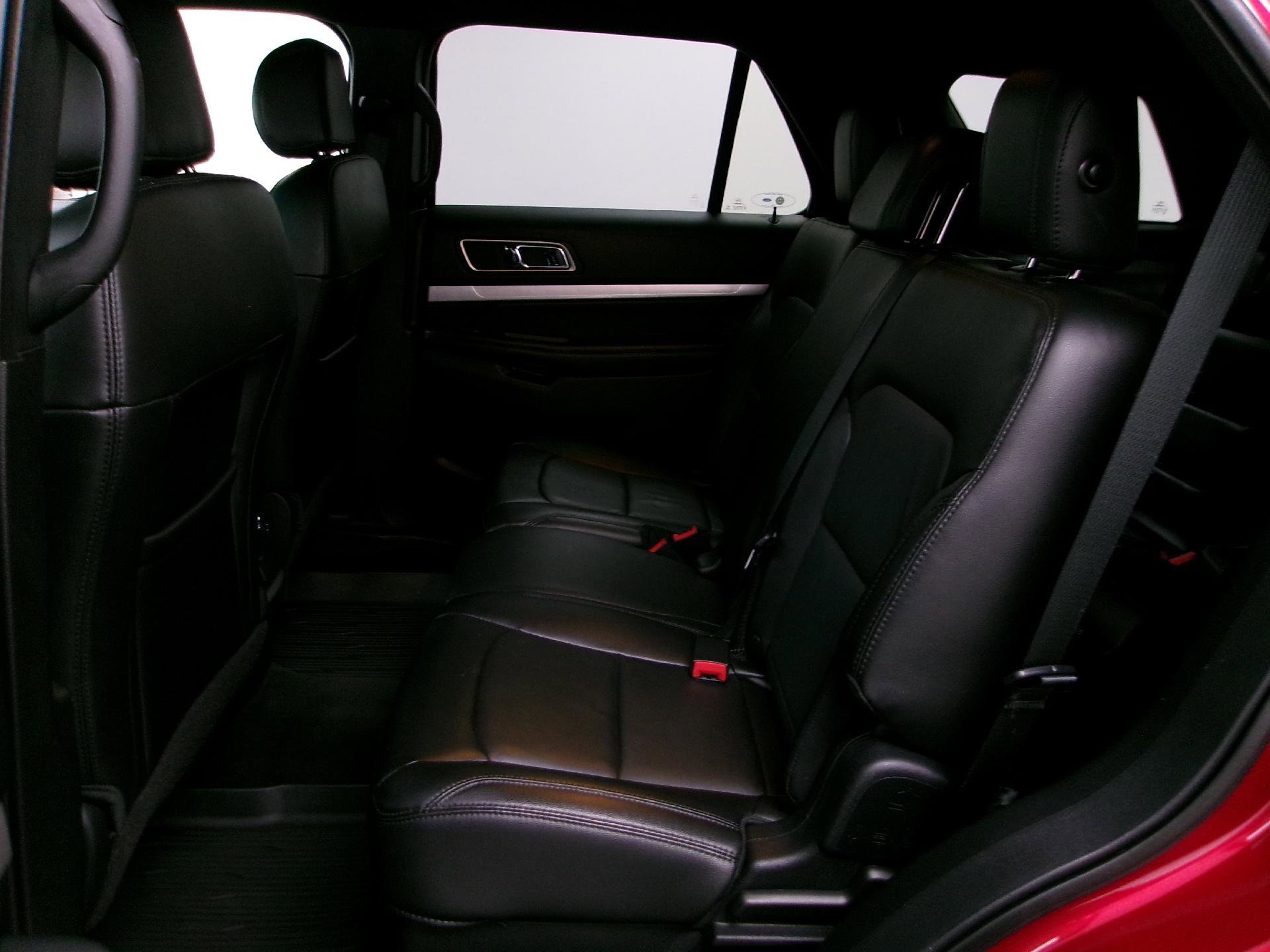 Used 2017 Ford Explorer XLT w/ Equipment Group 202A image 9