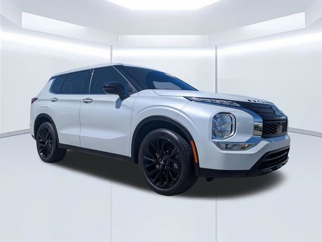 Used 2024 Mitsubishi Outlander SE image 1