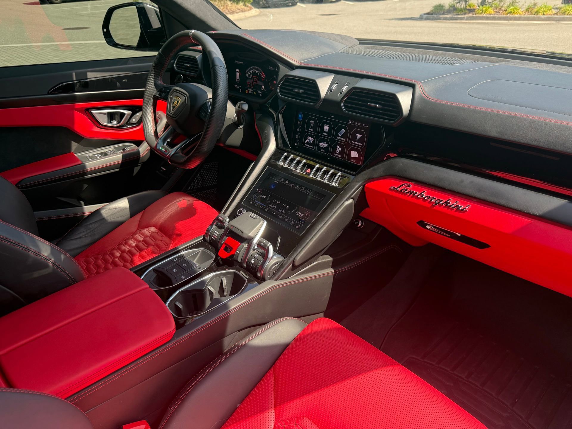 Used 2021 Lamborghini Urus AWD/4WD image 3
