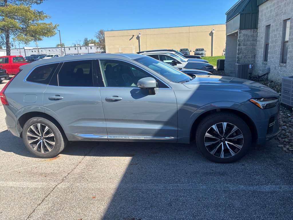Used 2023 Volvo XC60 B5 Plus AWD/4WD image 2