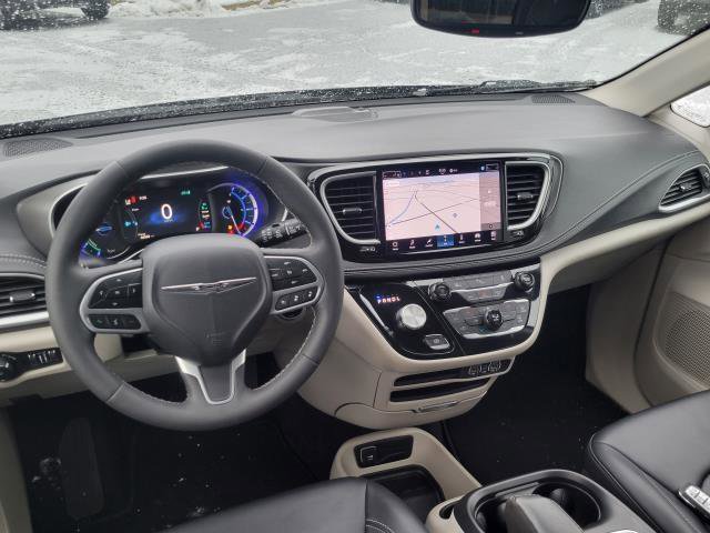 Used 2024 Chrysler Pacifica Select image 21