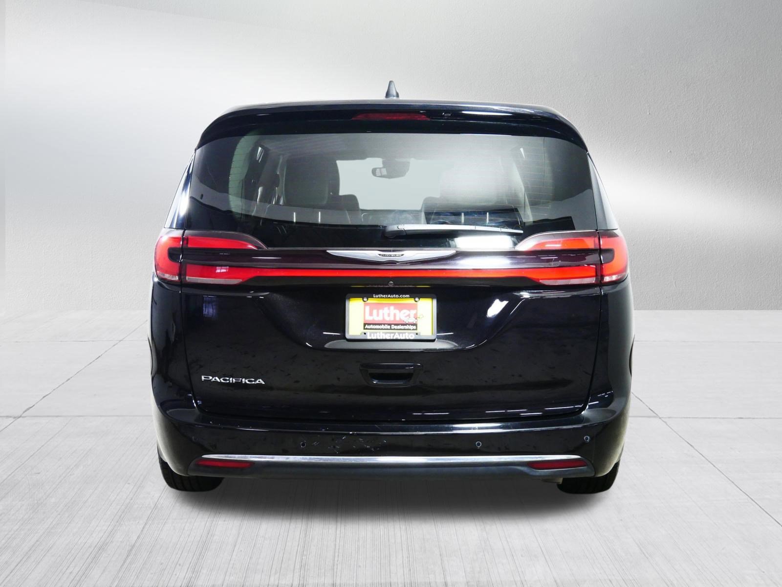 Used 2024 Chrysler Pacifica Touring-L image 6