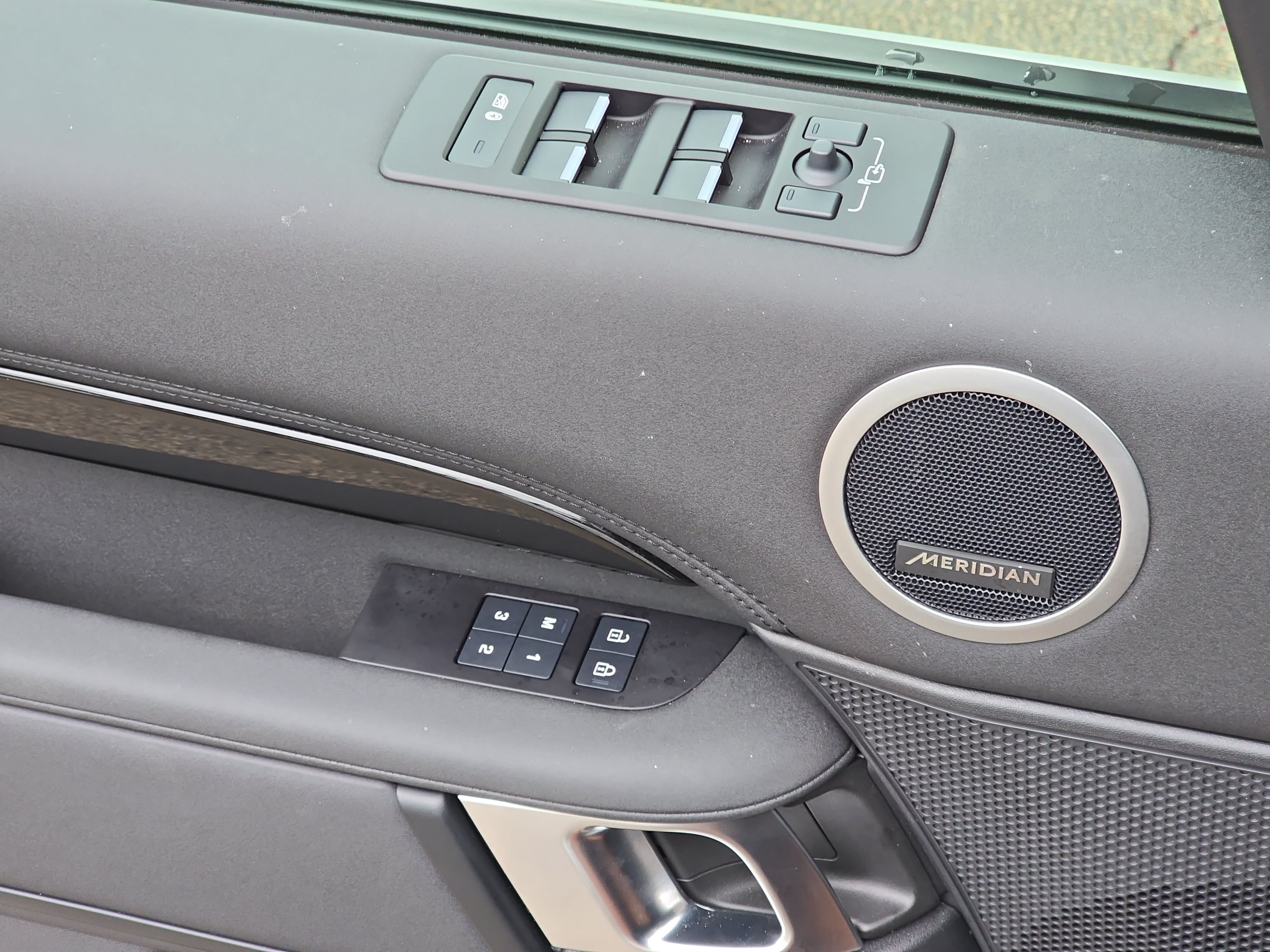Certified 2025 Land Rover Discovery S AWD/4WD image 29