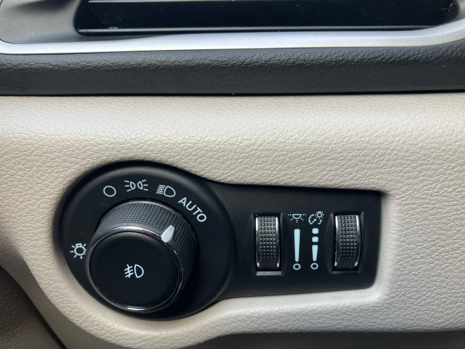 Used 2023 Chrysler Pacifica Touring-L image 14