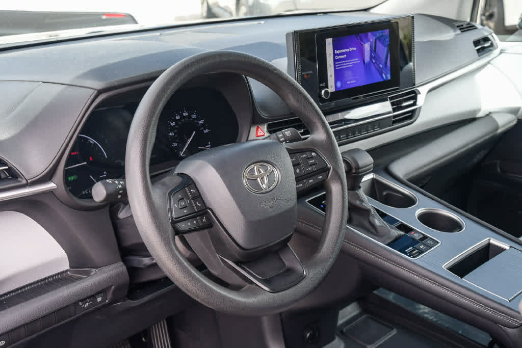 Used 2025 Toyota Sienna LE FWD image 29