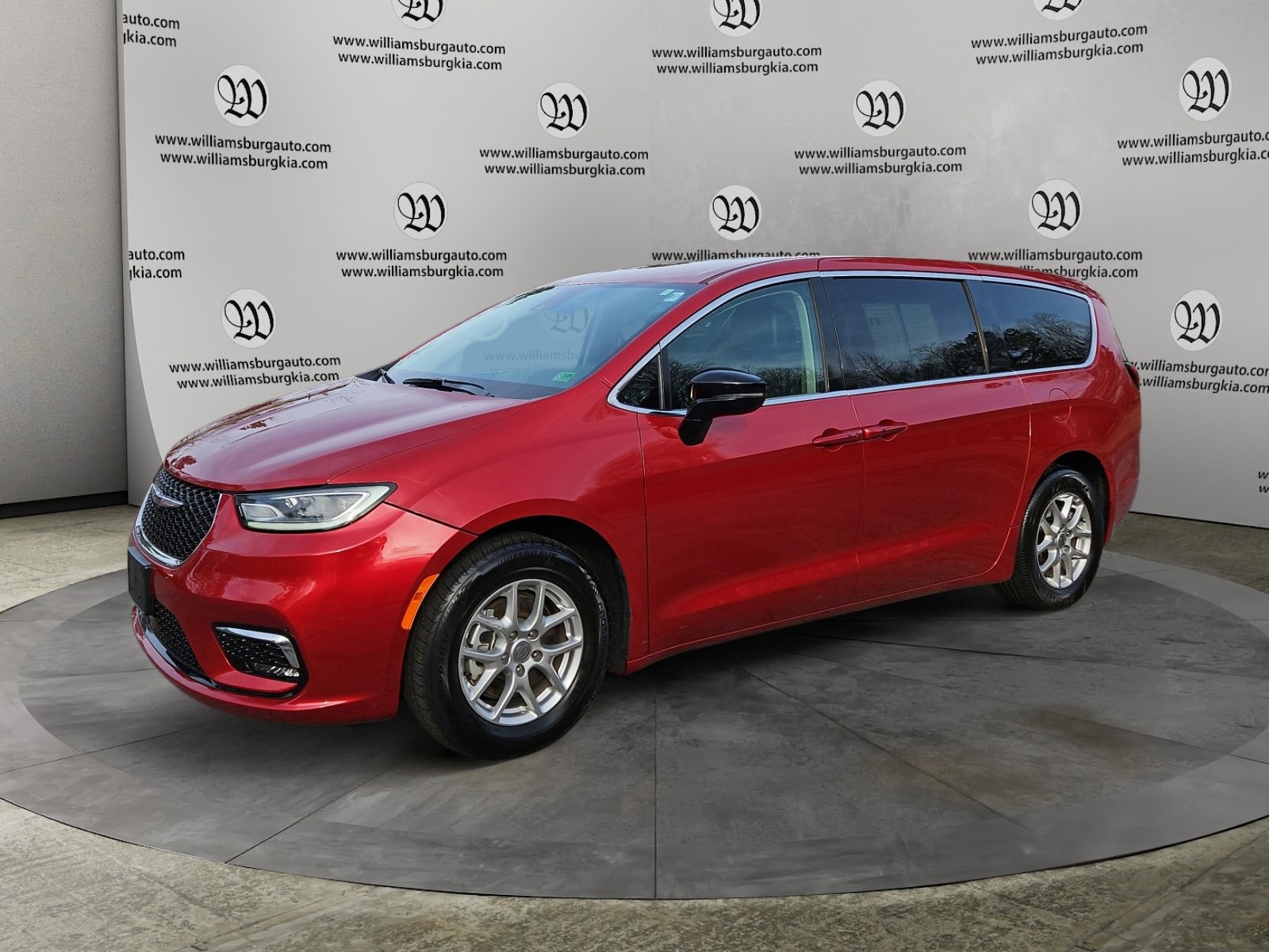 Used 2024 Chrysler Pacifica Touring-L image 1