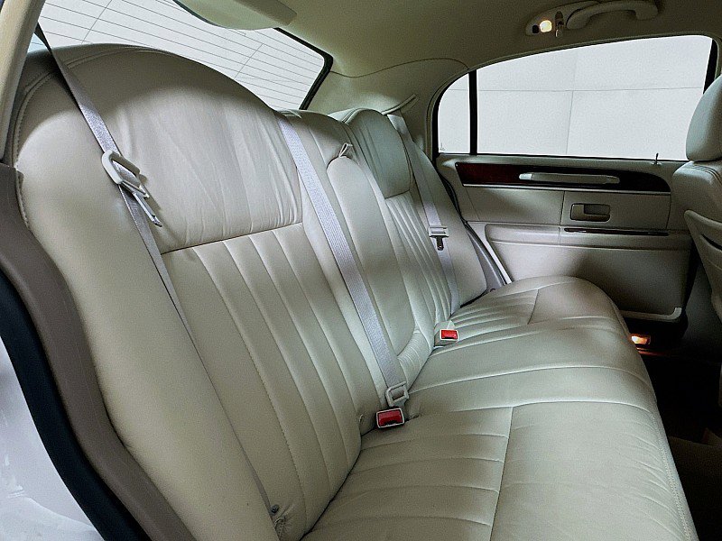 Used 2004 Lincoln Town Car Signature RWD image 22