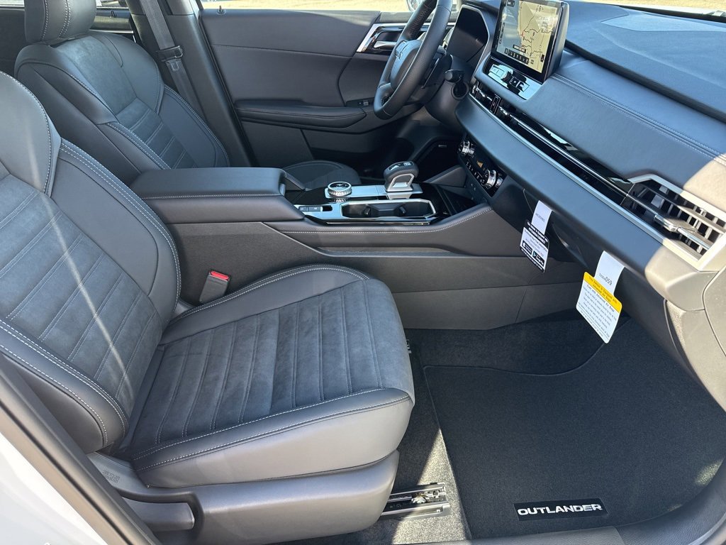 New 2025 Mitsubishi Outlander SE image 23