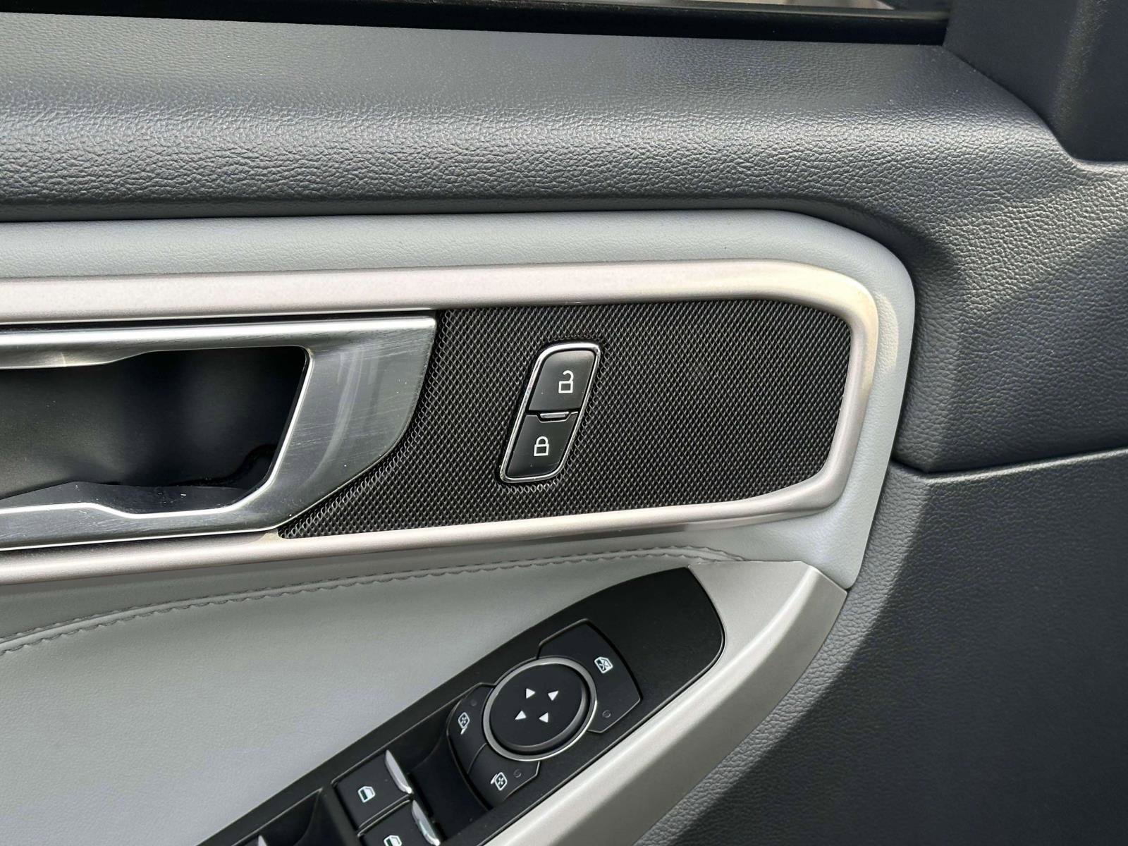 Used 2021 Ford Explorer XLT w/ Equipment Group 202A image 18