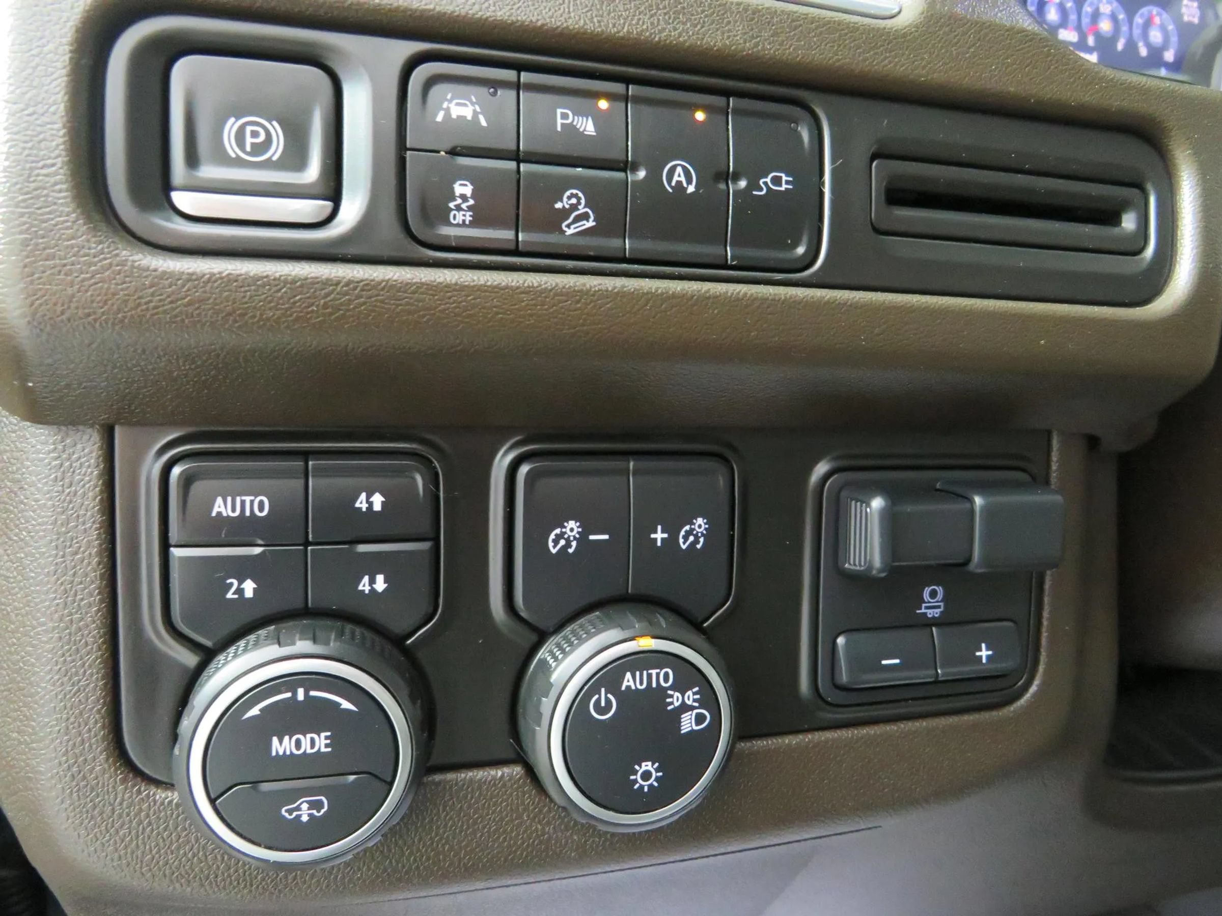 Used 2021 Chevrolet Tahoe Z71 w/ Z71 Off-Road Package AWD/4WD image 16