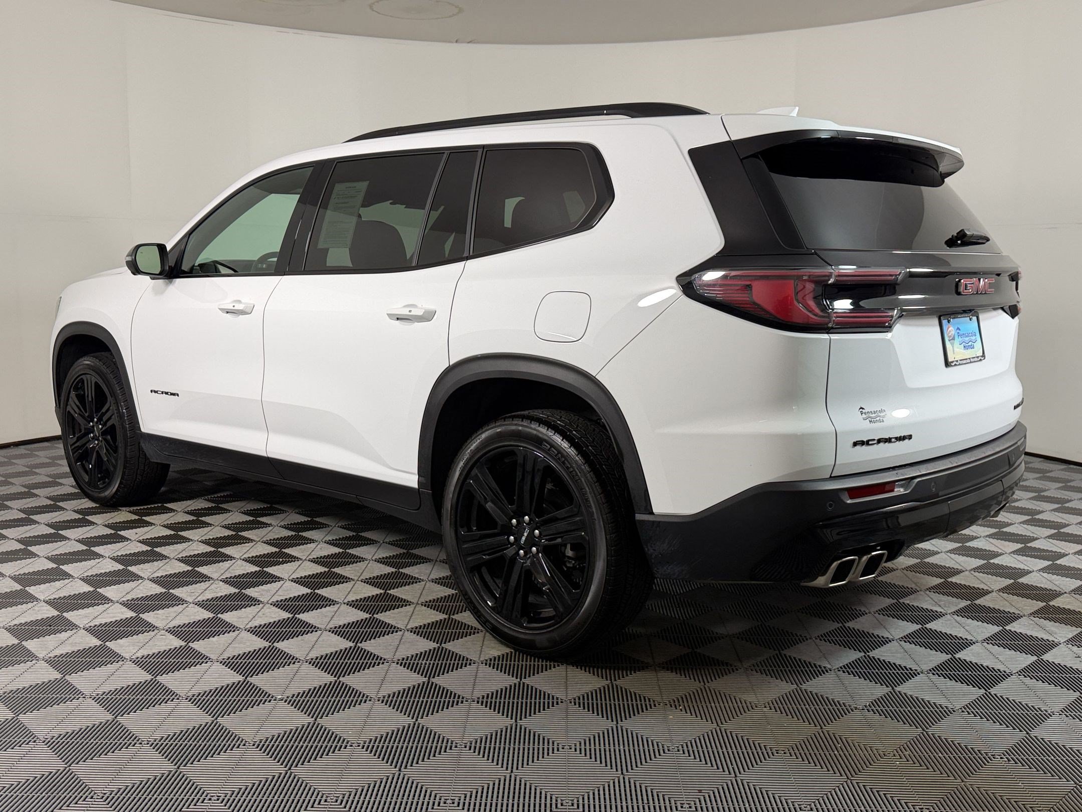 Used 2025 GMC Acadia Elevation w/ Elevation Premium Package FWD image 2