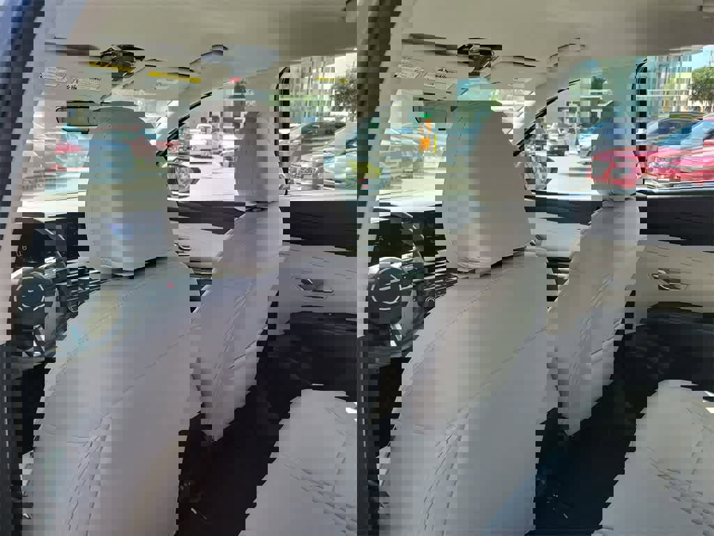 Used 2025 Hyundai Tucson SE image 11