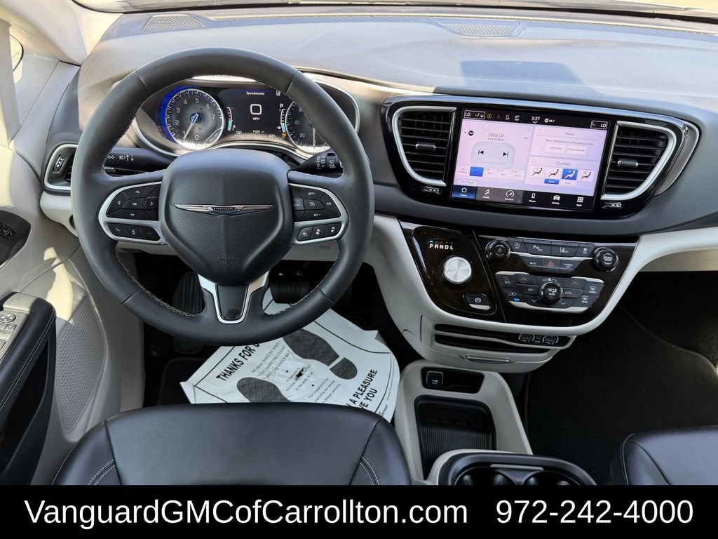 Used 2024 Chrysler Pacifica Touring-L FWD image 11