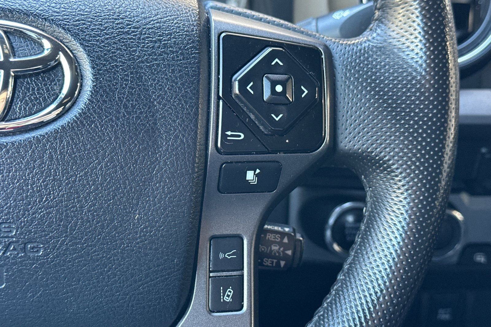 Used 2023 Toyota Tacoma TRD Sport w/ Black Out Package (TMS) image 31