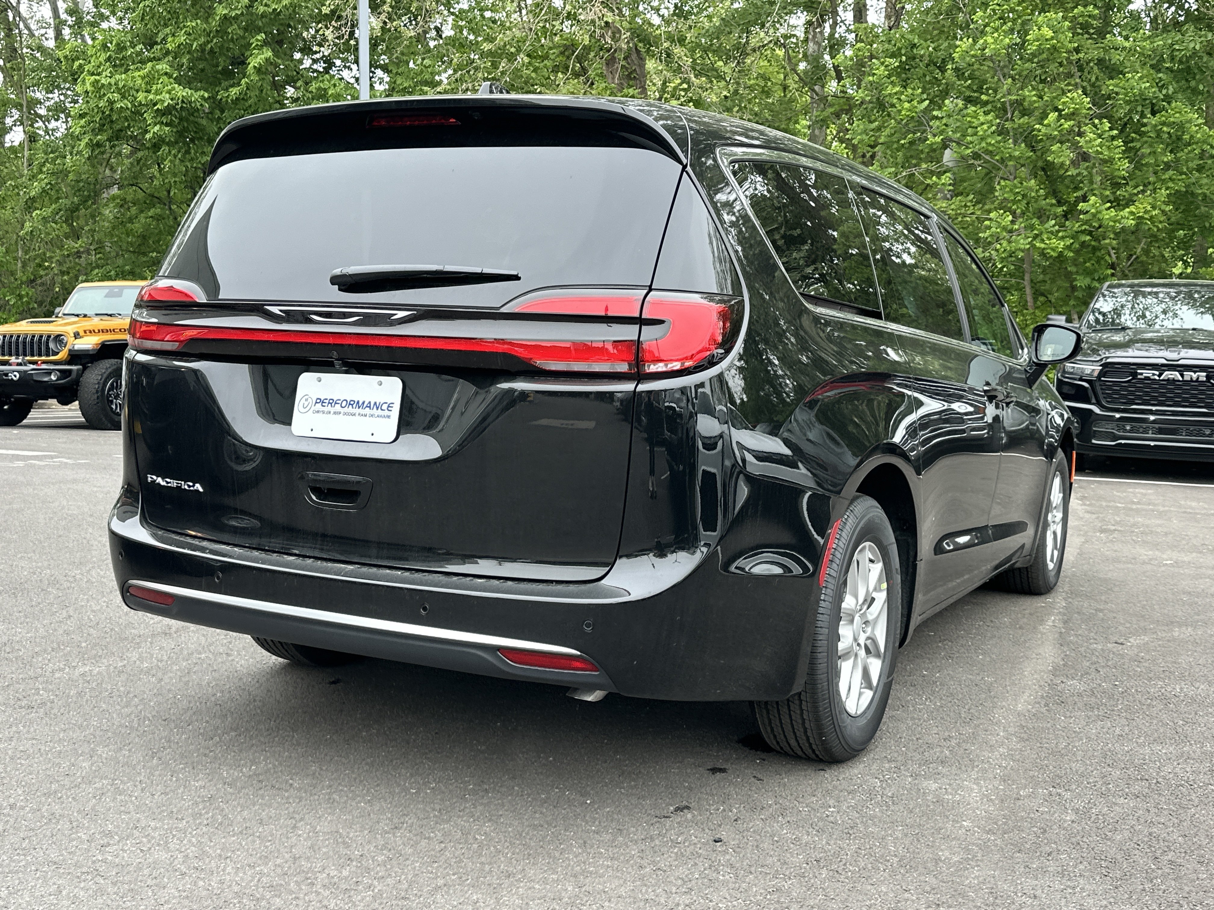 New 2027 Chrysler Pacifica Select FWD image 15