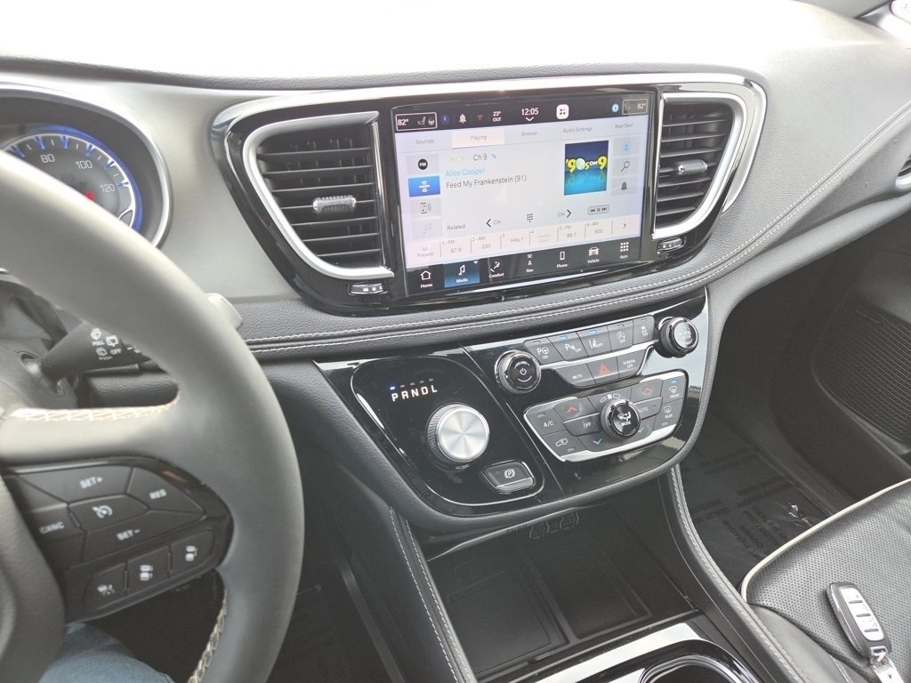 Used 2023 Chrysler Pacifica Limited w/ Uconnect Theater Family Group image 14