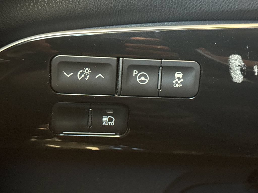 Used 2022 Toyota Prius LE FWD image 35