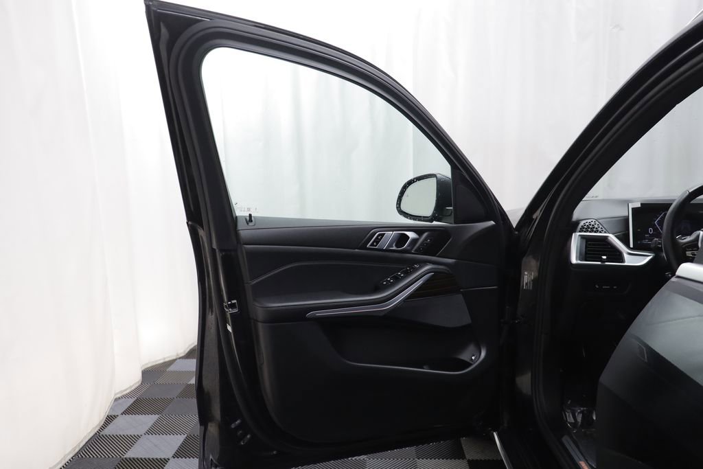 Certified 2025 BMW X5 xDrive50e image 4