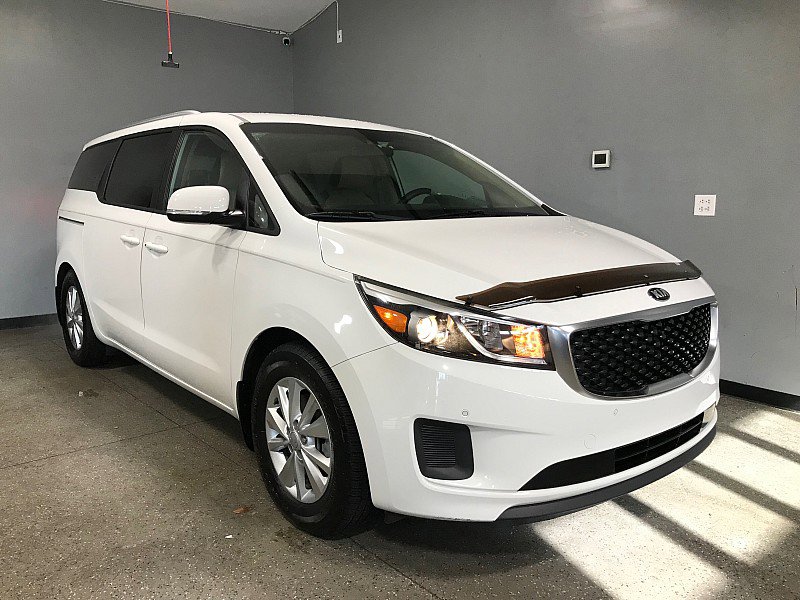 Used 2017 Kia Sedona LX w/ LX Essentials Premium Package FWD image 2