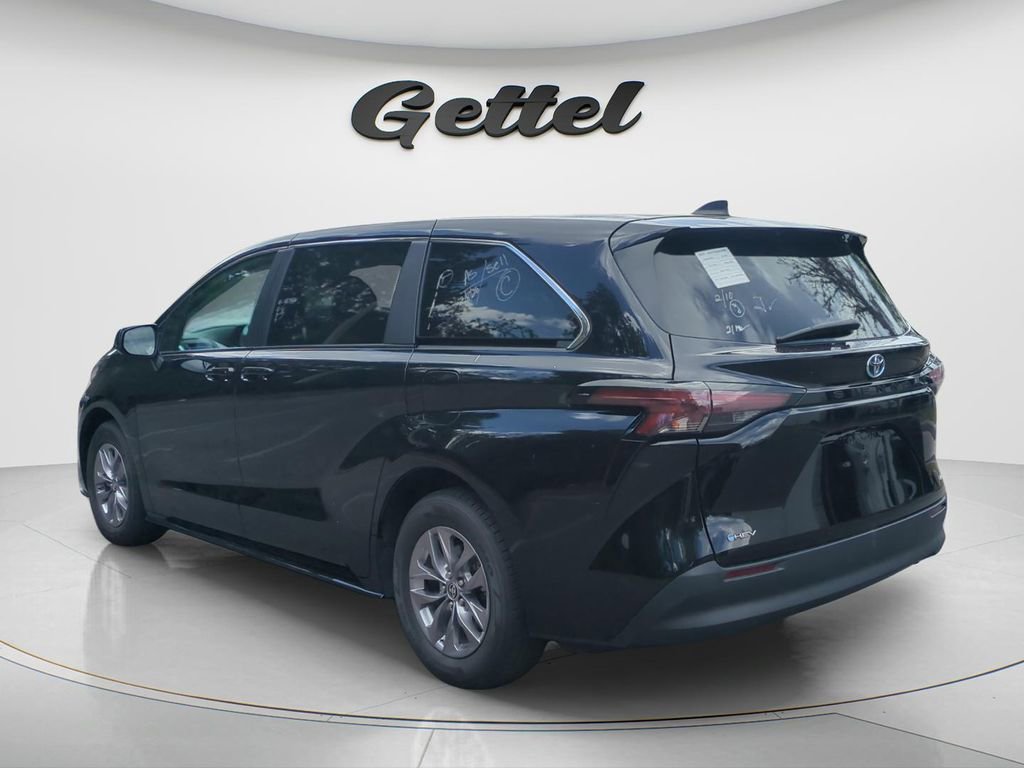 Certified 2025 Toyota Sienna LE image 6