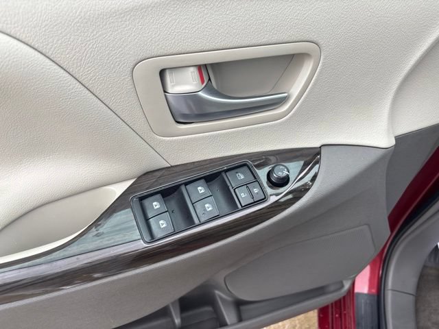 Used 2017 Toyota Sienna XLE FWD image 12