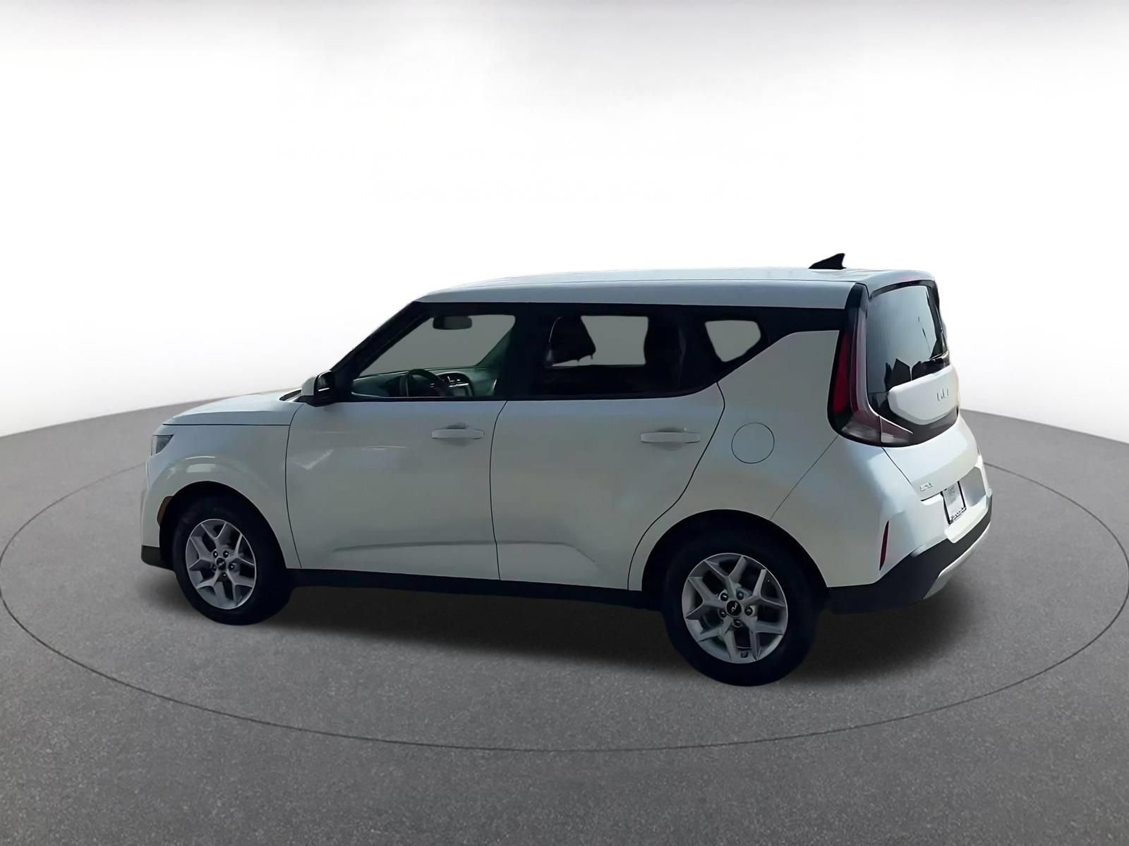 Used 2025 Kia Soul LX w/ LX Technology Package FWD image 8