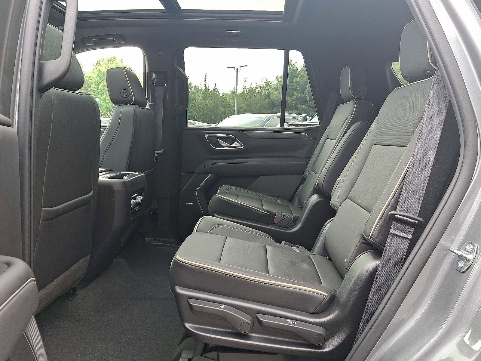 Used 2022 GMC Yukon SLT w/ SLT Premium Package image 12