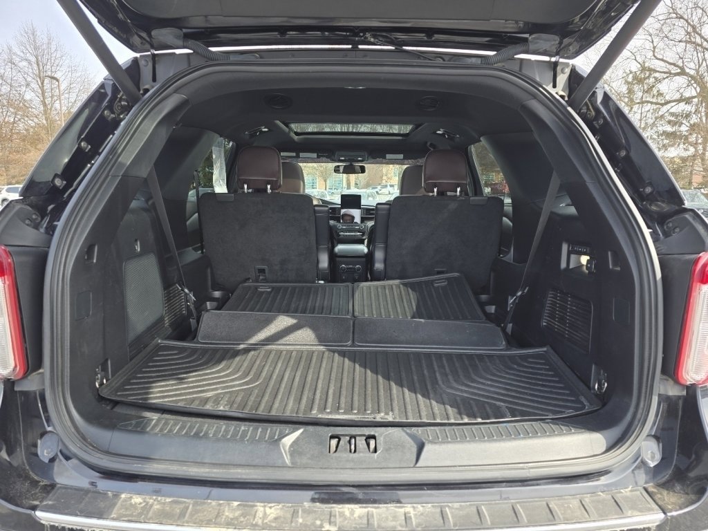 Used 2020 Ford Explorer Platinum w/ Premium Technology Package image 16