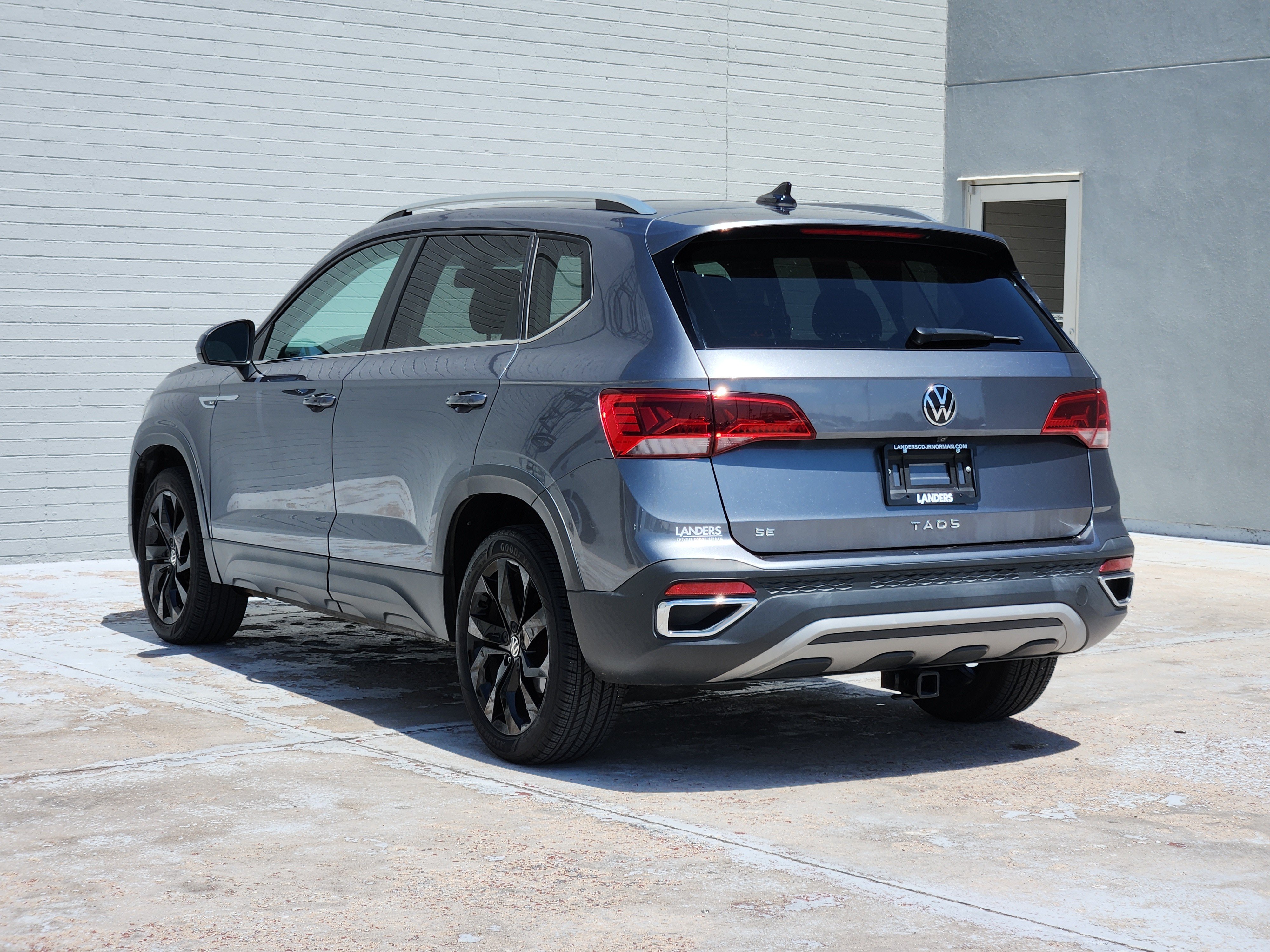 Used 2022 Volkswagen Taos SE w/ Panoramic Sunroof Package FWD image 7