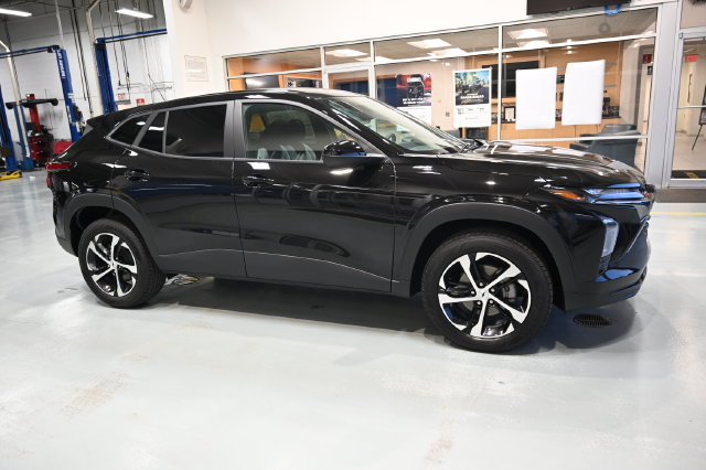New 2026 Chevrolet Trax RS w/ Sunroof Package FWD image 4