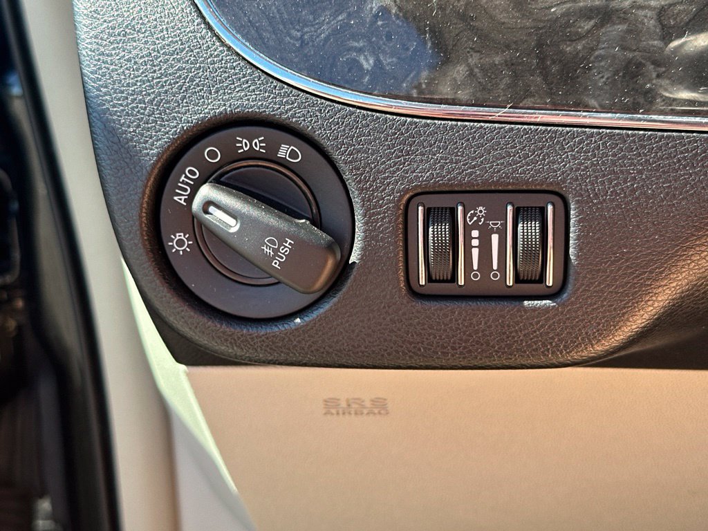 Used 2014 Chrysler Town & Country Touring FWD image 34