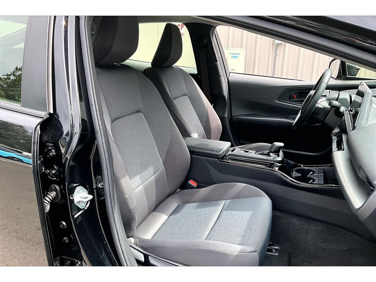 Used 2025 Toyota Prius LE FWD image 7