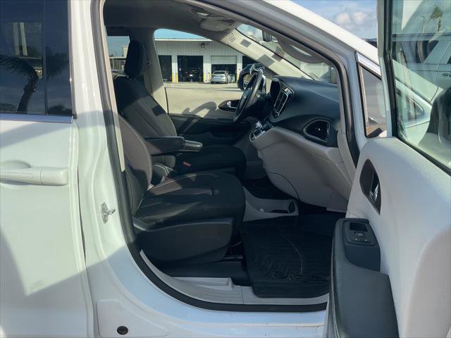 Used 2020 Chrysler Voyager LX image 38