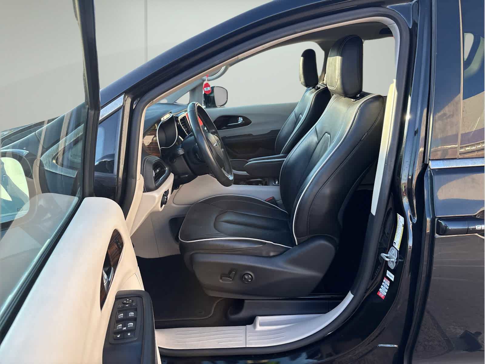 Used 2022 Chrysler Pacifica Limited FWD image 10