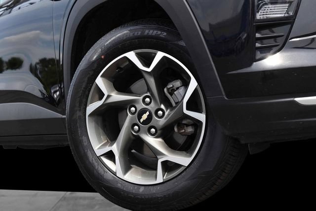 Used 2025 Chevrolet Trax LT w/ LT Convenience Package FWD image 3
