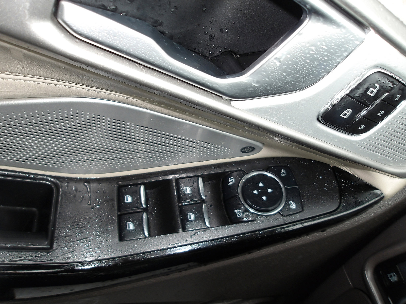 Used 2023 Ford Explorer Platinum w/ Technology Package AWD/4WD image 17