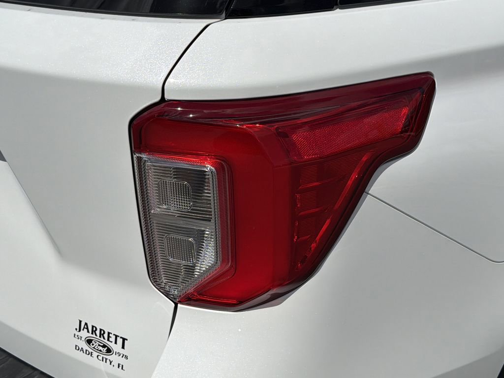 Certified 2022 Ford Explorer XLT w/ Equipment Group 202A image 9