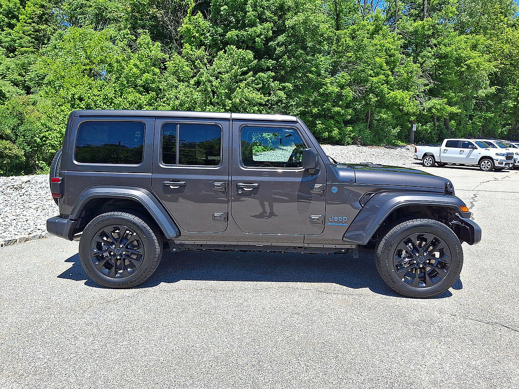 Used 2025 Jeep Wrangler Unlimited Sahara w/ Safety Group AWD/4WD image 26
