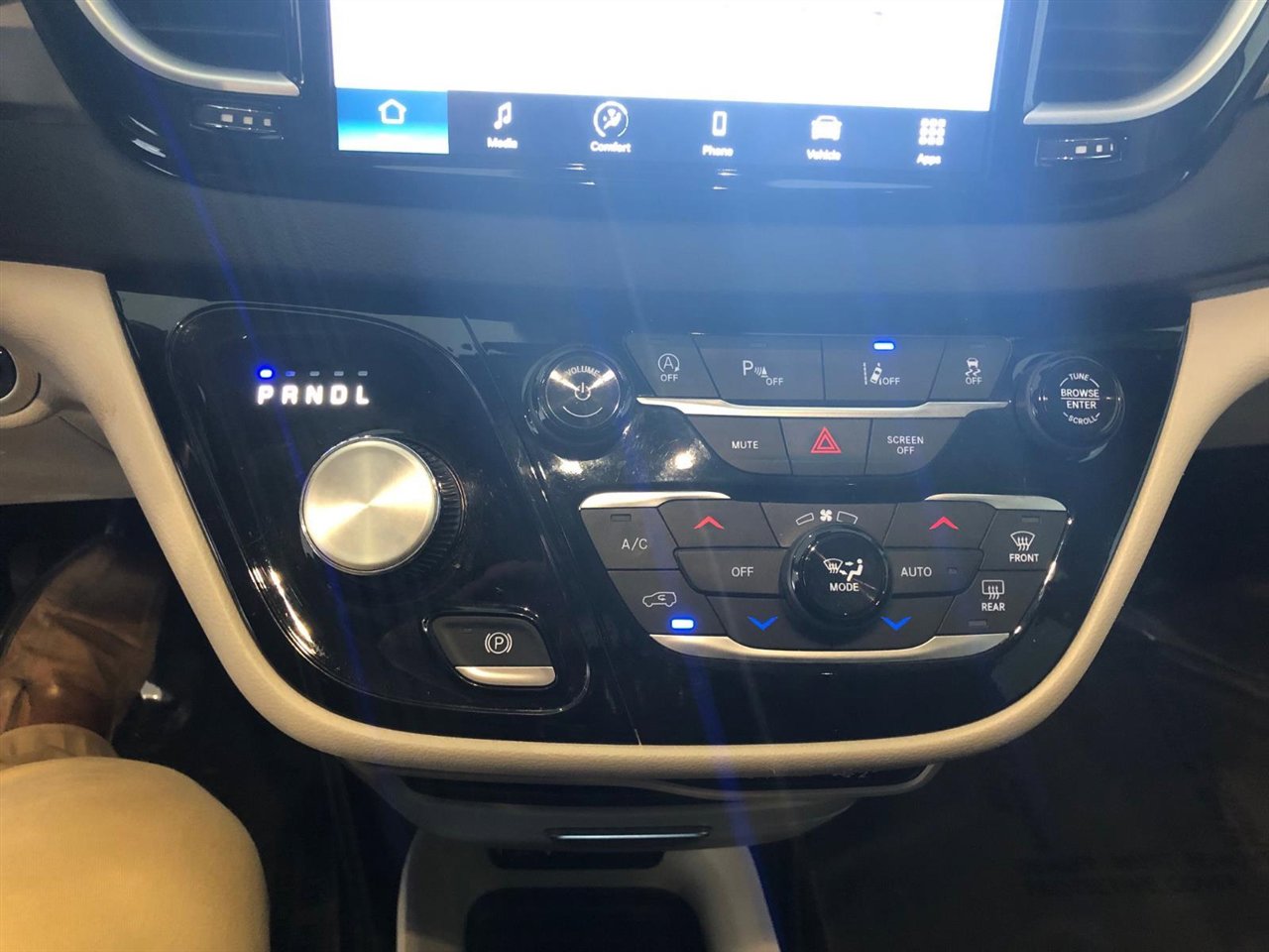 Used 2023 Chrysler Pacifica Touring-L image 21