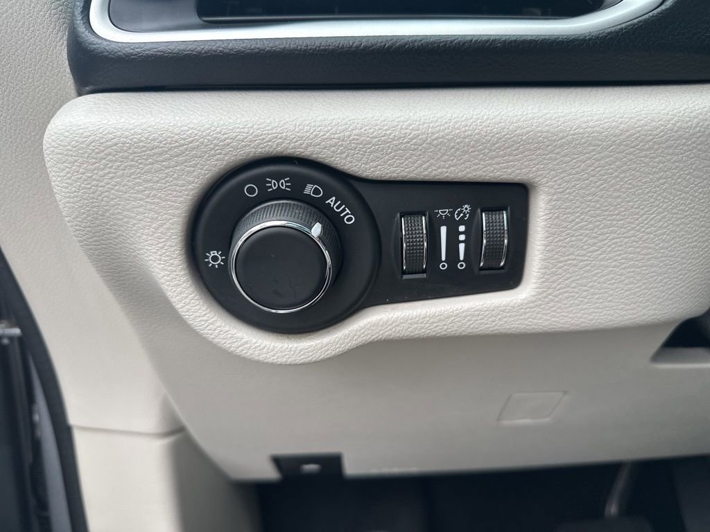 Used 2018 Chrysler Pacifica Touring w/ Tire & Wheel Group image 18